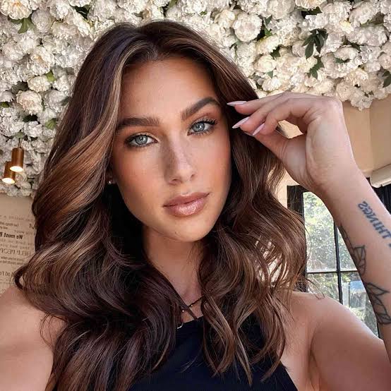 Collarbone Cut With Caramel Highlights and Curtain Bangs Collarbone Cut With Caramel Highlights and Curtain Bangs — Trendy Medium Length Hair