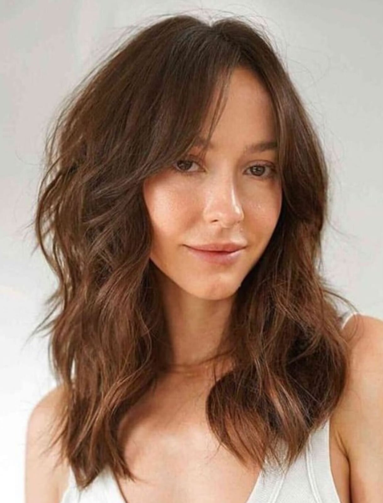 Collarbone Layers With Wavy Texture and Curtain Bangs Collarbone Layers With Wavy Texture and Curtain Bangs — Trendy Medium Length Hair