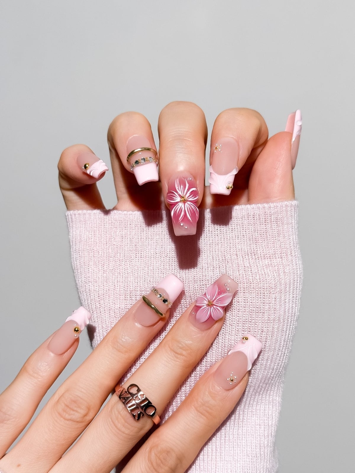 Blue Gradient Gold Flake Medium Square Nails Blue Gradient Gold Flake Medium Square Nails — Trendy Medium Square Nails
