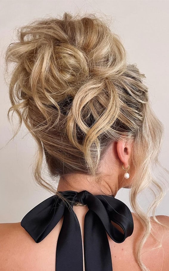 Ash Blonde Messy Updo With Wispy Bangs Ash Blonde Messy Updo With Wispy Bangs — Trendy Messy Bun Updo