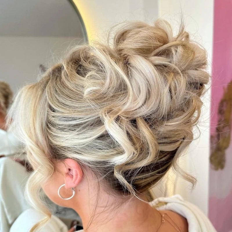 Honey Blonde Messy Bun With Curtain Bangs Honey Blonde Messy Bun With Curtain Bangs — Trendy Messy Bun Updo