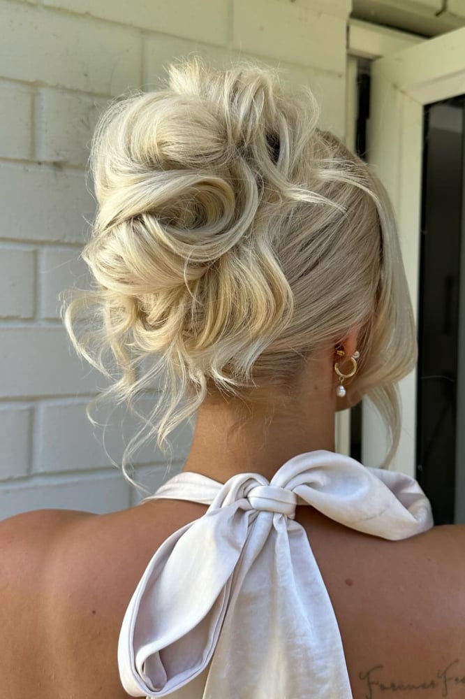 DIY Messy Bun With Loose Textured Strands DIY Messy Bun With Loose Textured Strands — Trendy Messy Bun Updo