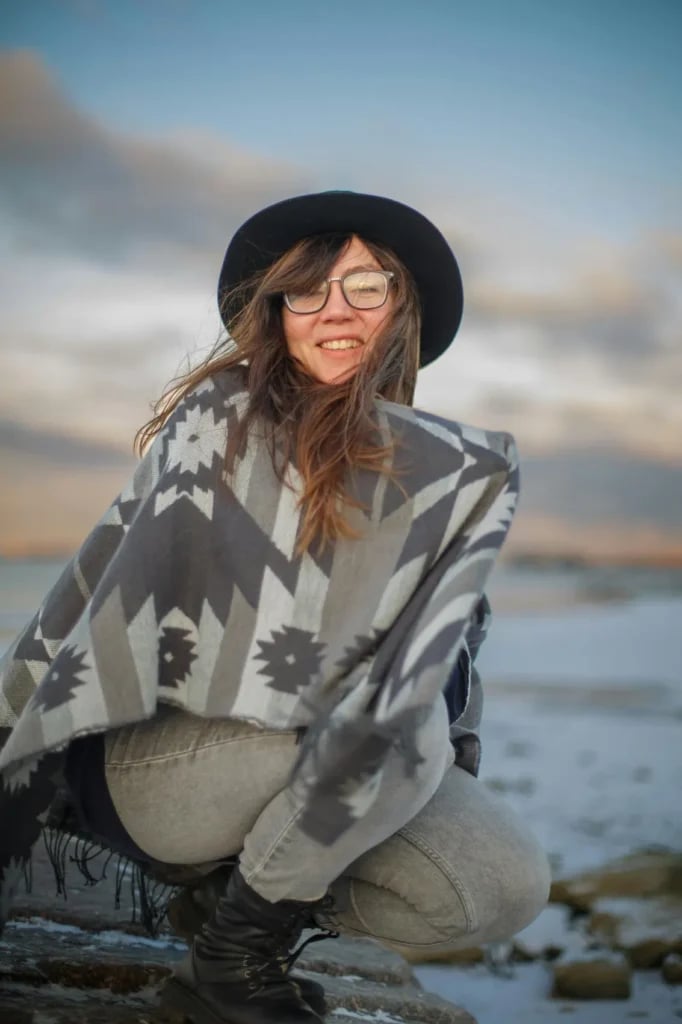 Grey Geometric Poncho with Fitted Jeans and Combat Boots — Trendy Mexico Outfits