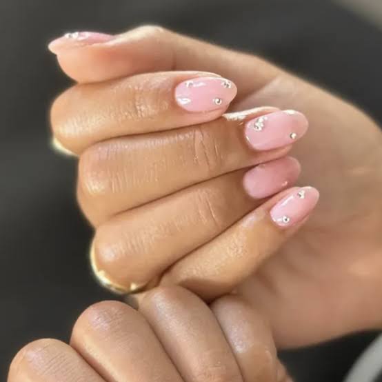 Short Oval Sheer Pink with Scattered Rhinestones Short Oval Sheer Pink with Scattered Rhinestones — Trendy Minimal Nails