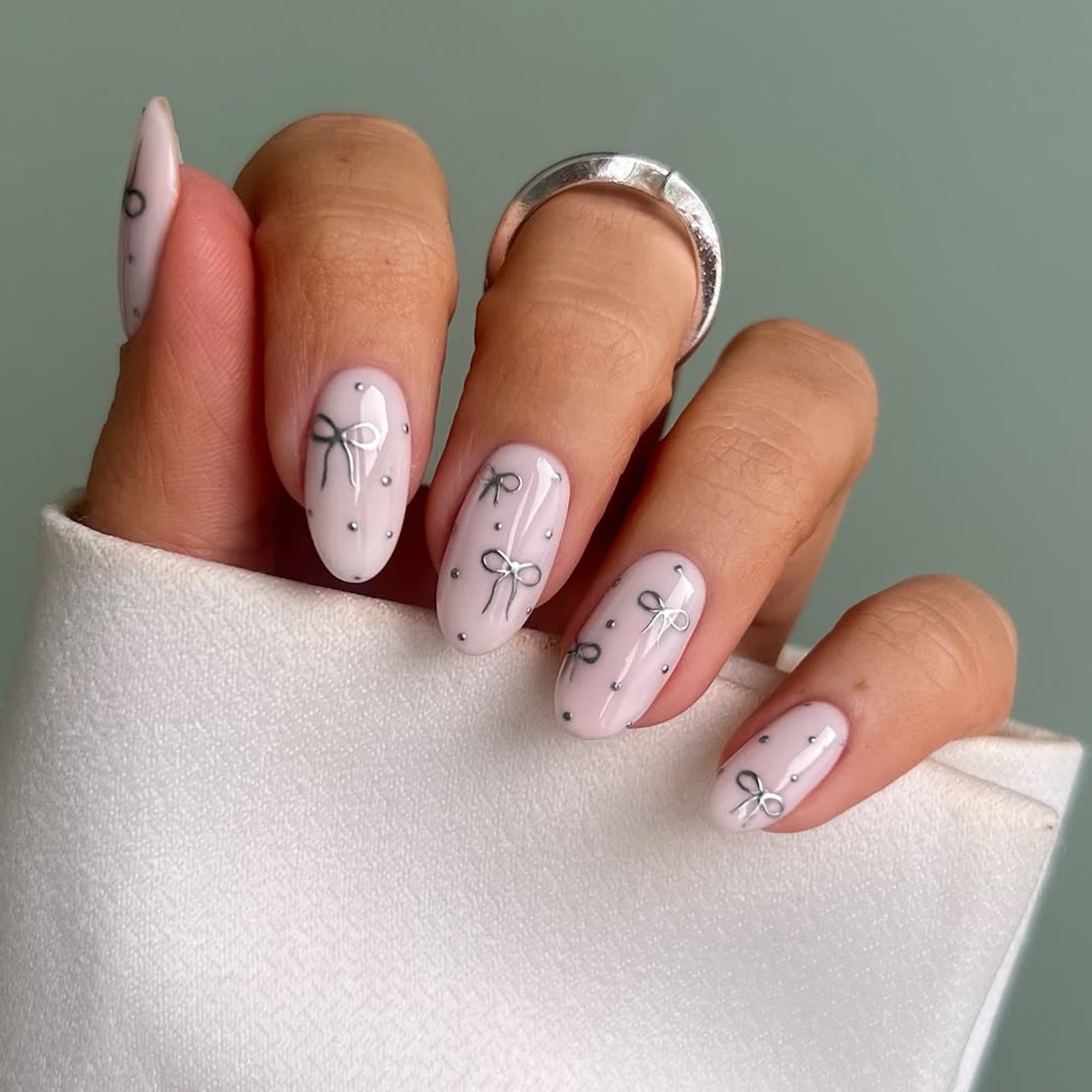 Short Oval Pale Pink with Silver Bows and Dots Short Oval Pale Pink with Silver Bows and Dots — Trendy Minimal Nails