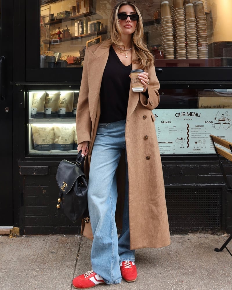 Monochromatic Black Blazer and Trousers Monochromatic Black Blazer and Trousers — Trendy Minimalist Outfits