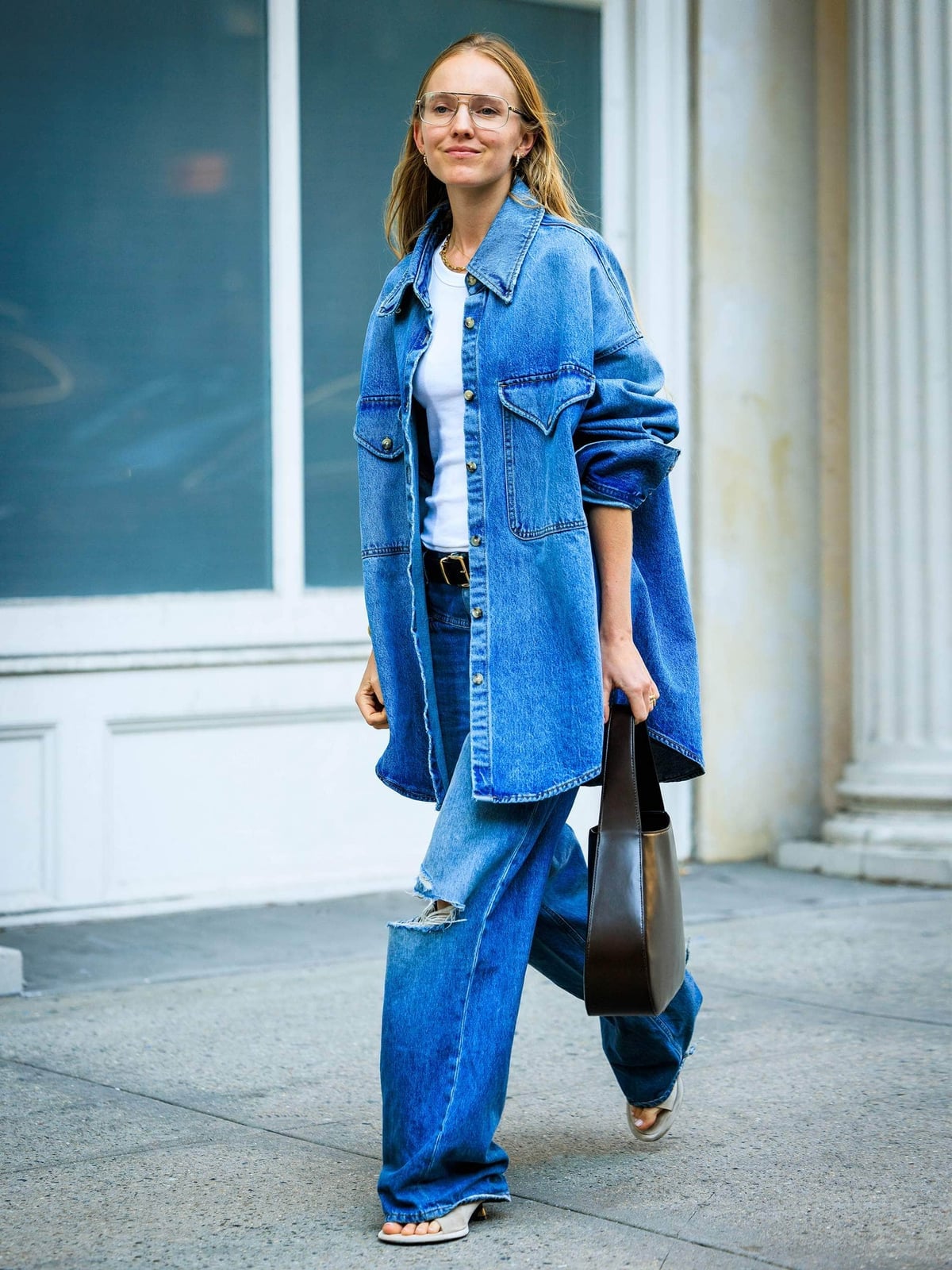 Oversized Denim Jacket with Ripped Wide-Leg Jeans Oversized Denim Jacket with Ripped Wide-Leg Jeans — Trendy Minimalist Outfits