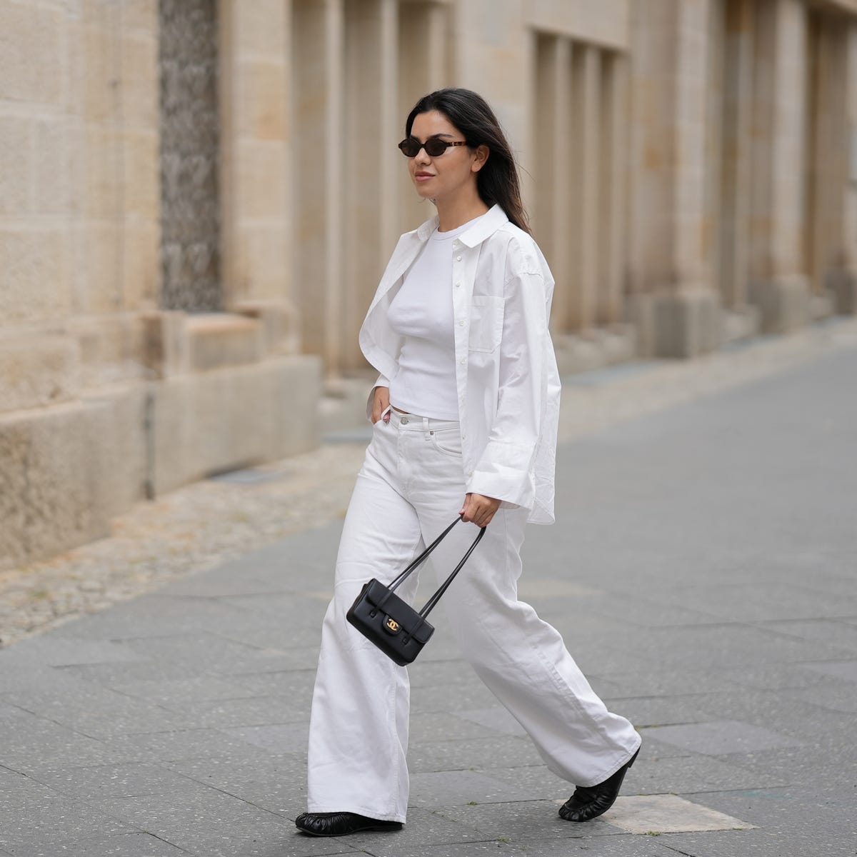 Monochromatic White Outfit with Wide-Leg Jeans Monochromatic White Outfit with Wide-Leg Jeans — Trendy Minimalist Outfits