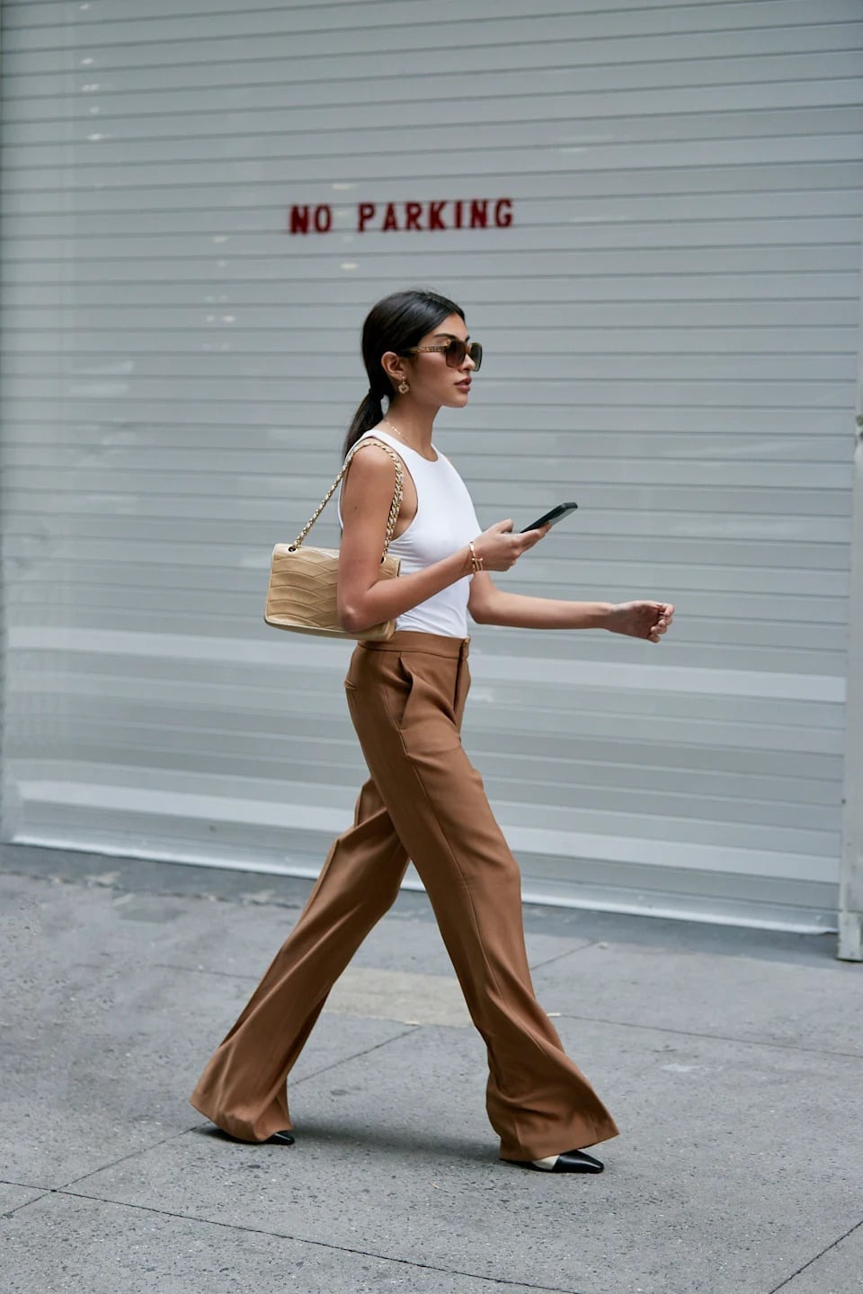 White Tank Top with High-Waisted Brown Trousers White Tank Top with High-Waisted Brown Trousers — Trendy Minimalist Outfits