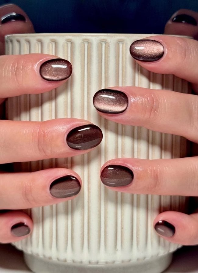 Deep Brown Bronze Cat-Eye Short Oval Nails With кошачий глаз — Trendy Mocha Nails
