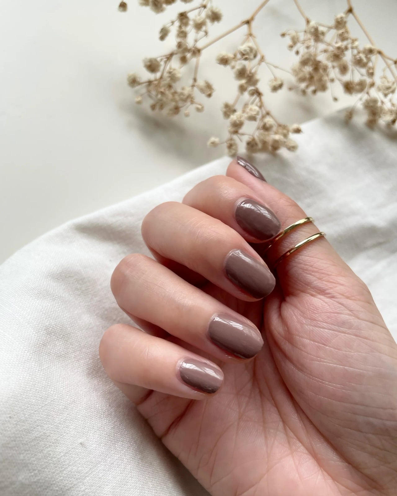 Muted Grey-Brown Short Oval Nails — Trendy Mocha Nails
