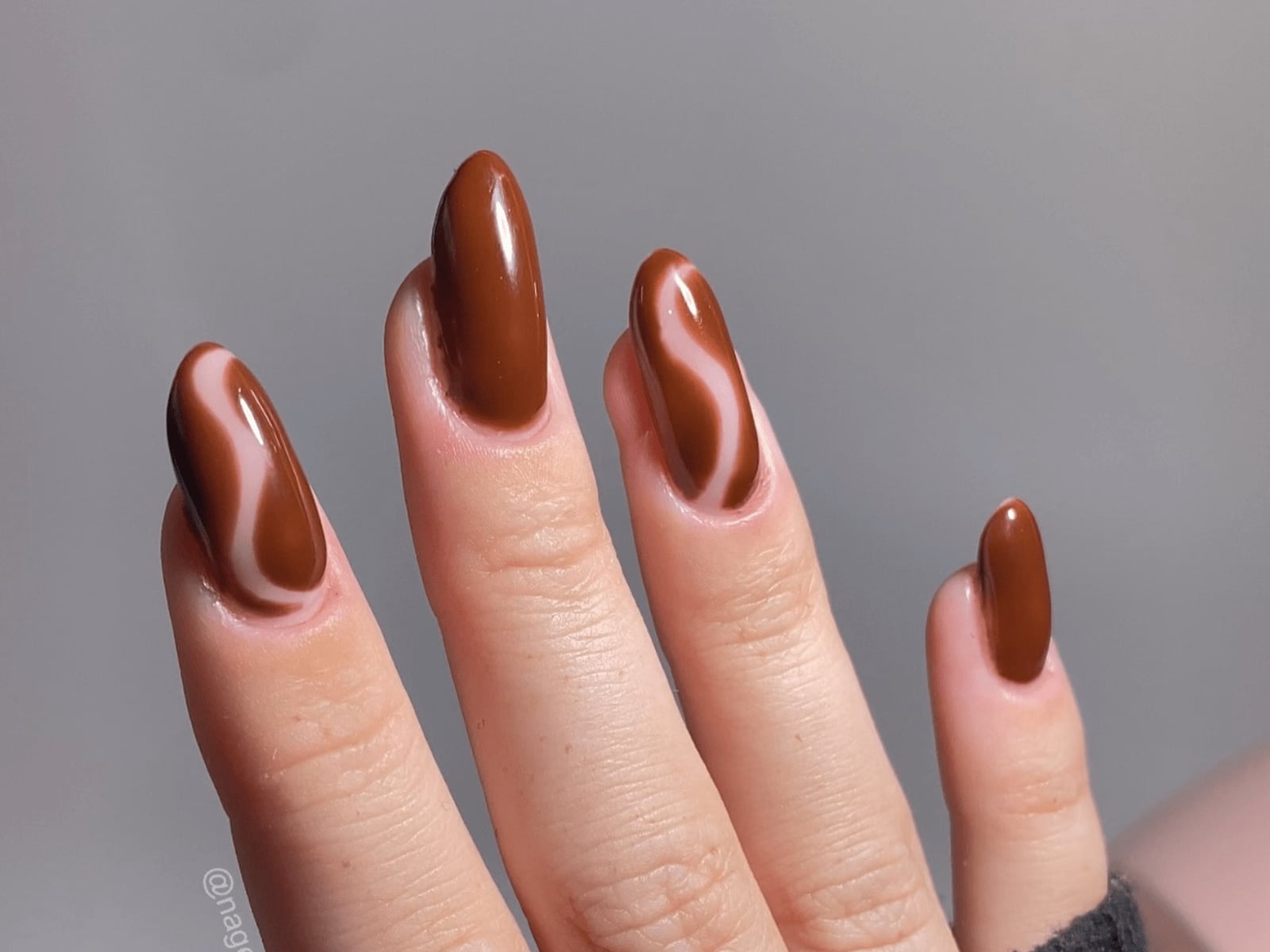 Rich Brown Pale Pink Swirl Medium Oval Nails — Trendy Mocha Nails