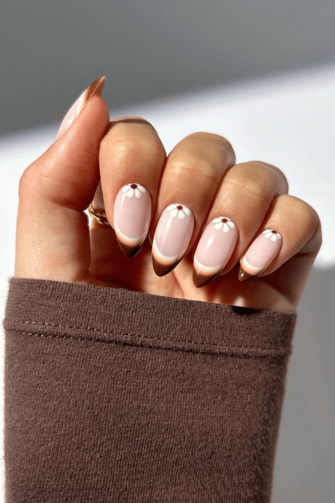 Nude Dark Brown French White Floral Medium Almond Nails, глянцевый — Trendy Mocha Nails
