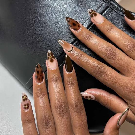 Sheer Nude Tortoiseshell Gold Foil Medium Almond Nails — Trendy Mocha Nails
