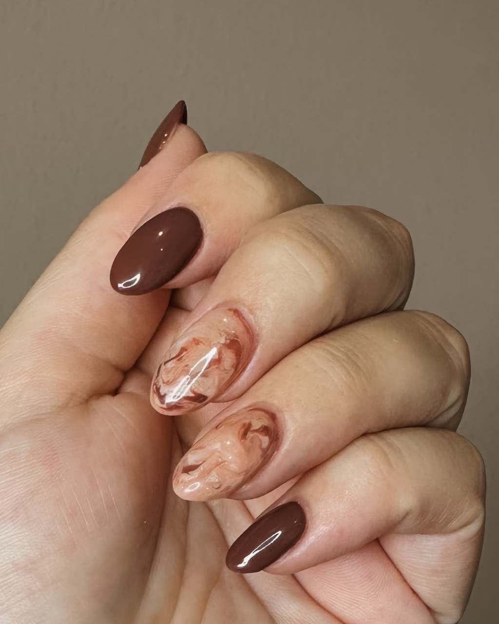 Mocha Solid Marble Medium Almond Nails, миндаль — Trendy Mocha Nails