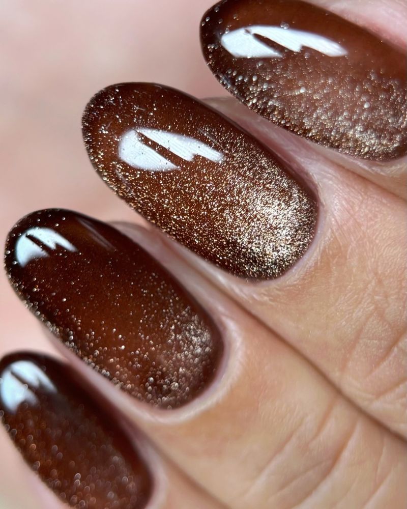 Golden Highlight Cat-Eye Medium Almond Nails — Trendy Mocha Nails