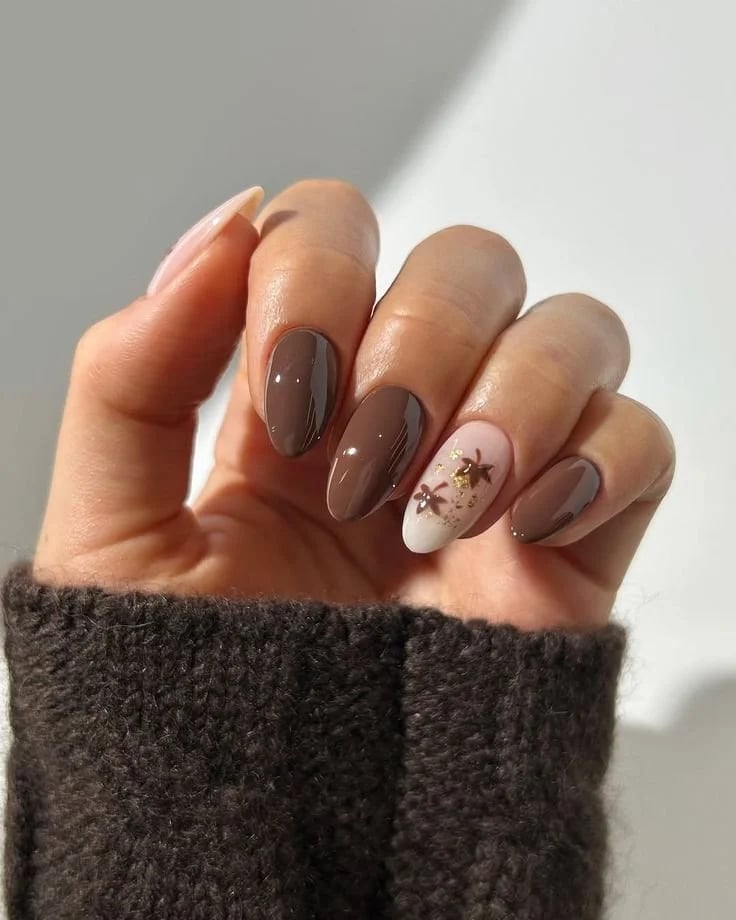 Medium Brown Gold Leaf Accent Short Almond Nails — Trendy Mocha Nails