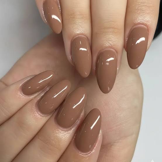 Milky Mocha Short Almond Nails, Close-Up Take — Trendy Mocha Nails