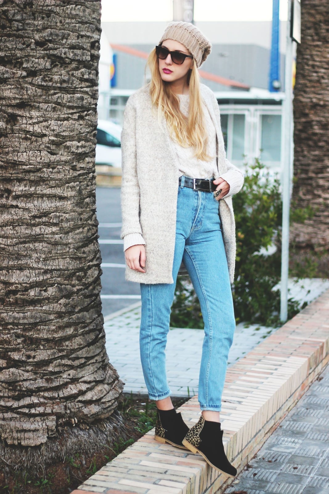 Light Wash Mom Jeans with a Cream Sweater and Grey Cardigan — Trendy Mom Jeans Outfits