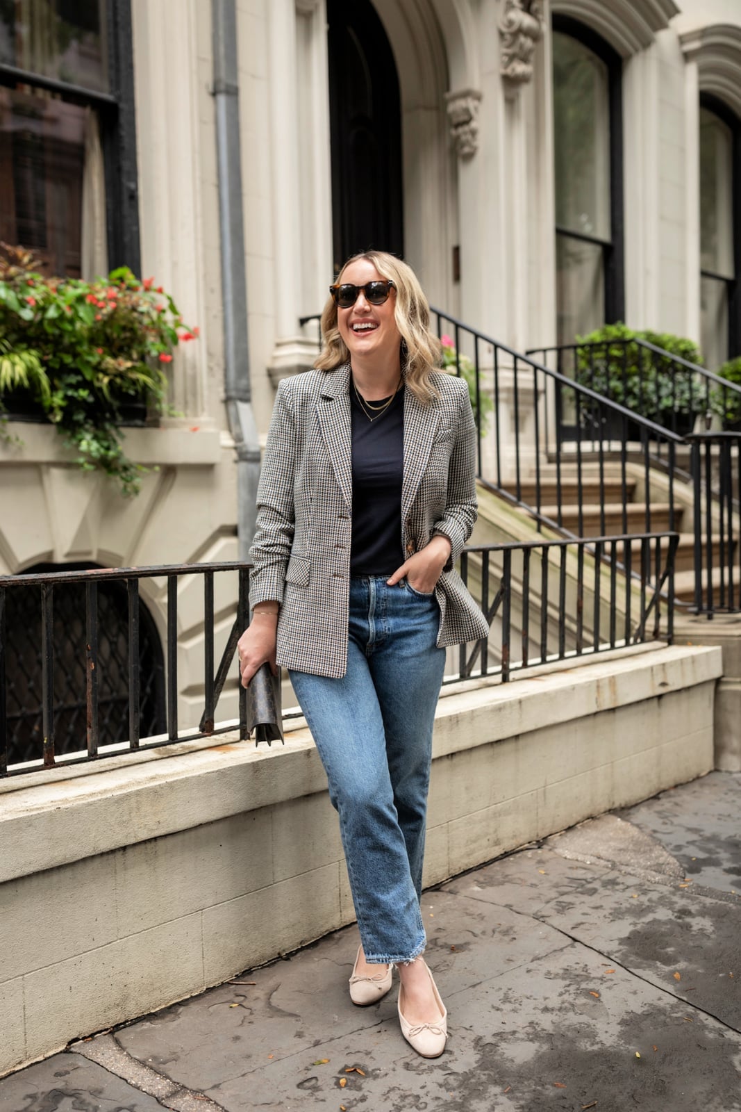 Light Wash Mom Jeans with a Black T-Shirt and Houndstooth Blazer — Trendy Mom Jeans Outfits