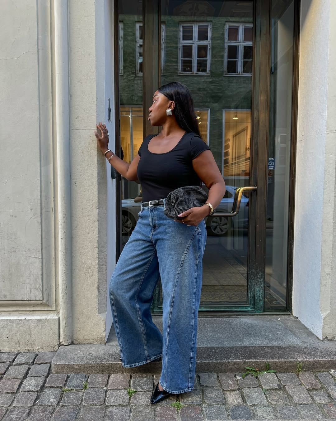 Medium Wash Wide Leg Jeans with a Black T-Shirt and Heels — Trendy Mom Jeans Outfits