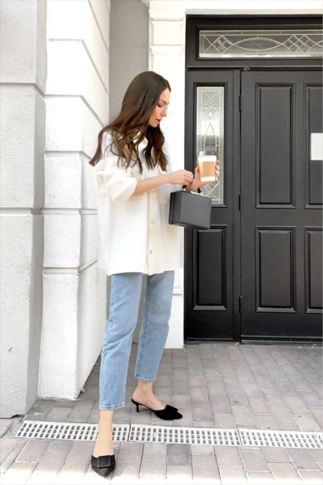 Light Wash Mom Jeans with Oversized White Button-Down Shirt — Trendy Mom Jeans Outfits