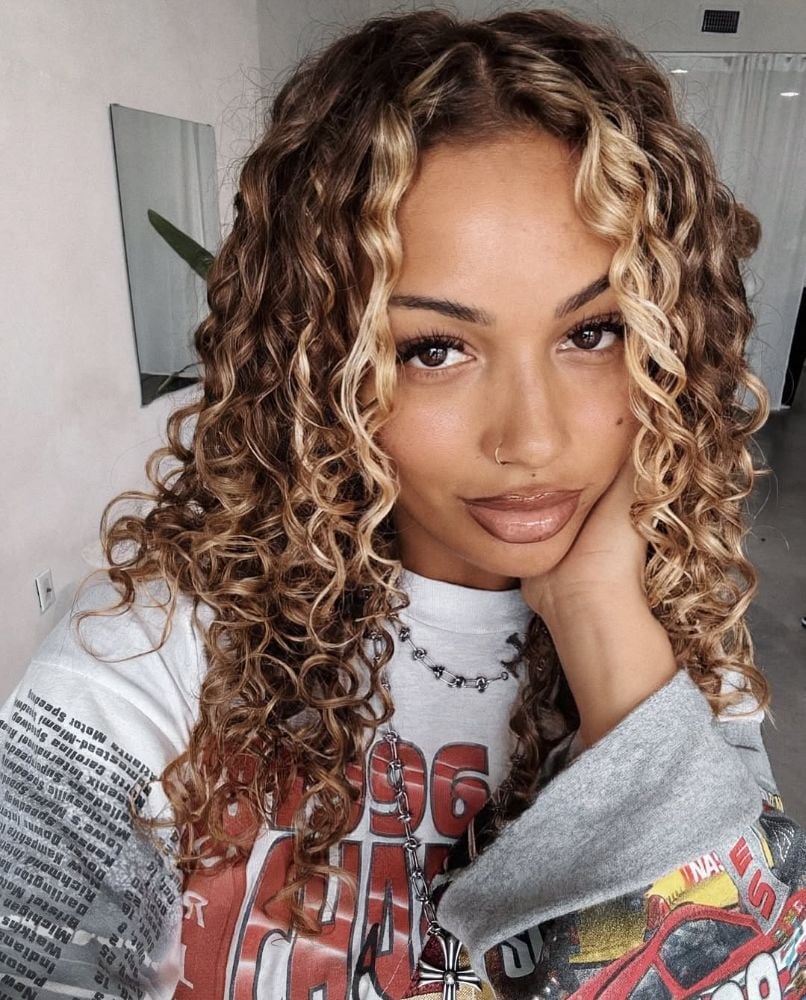 Dark Brown Curly Hair With Blonde Money Piece — Trendy Money Piece Hair