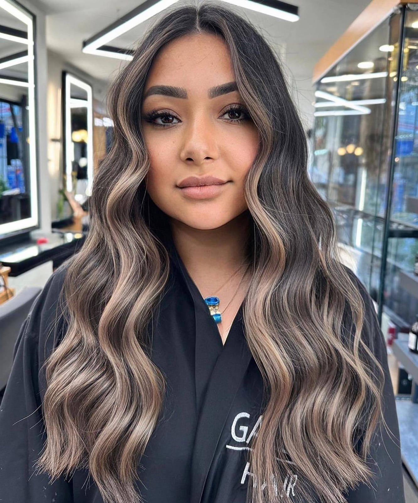 Thick Wavy Mid-Back With Bold Blonde Money Piece and Loose Waves — Trendy Money Piece Hair