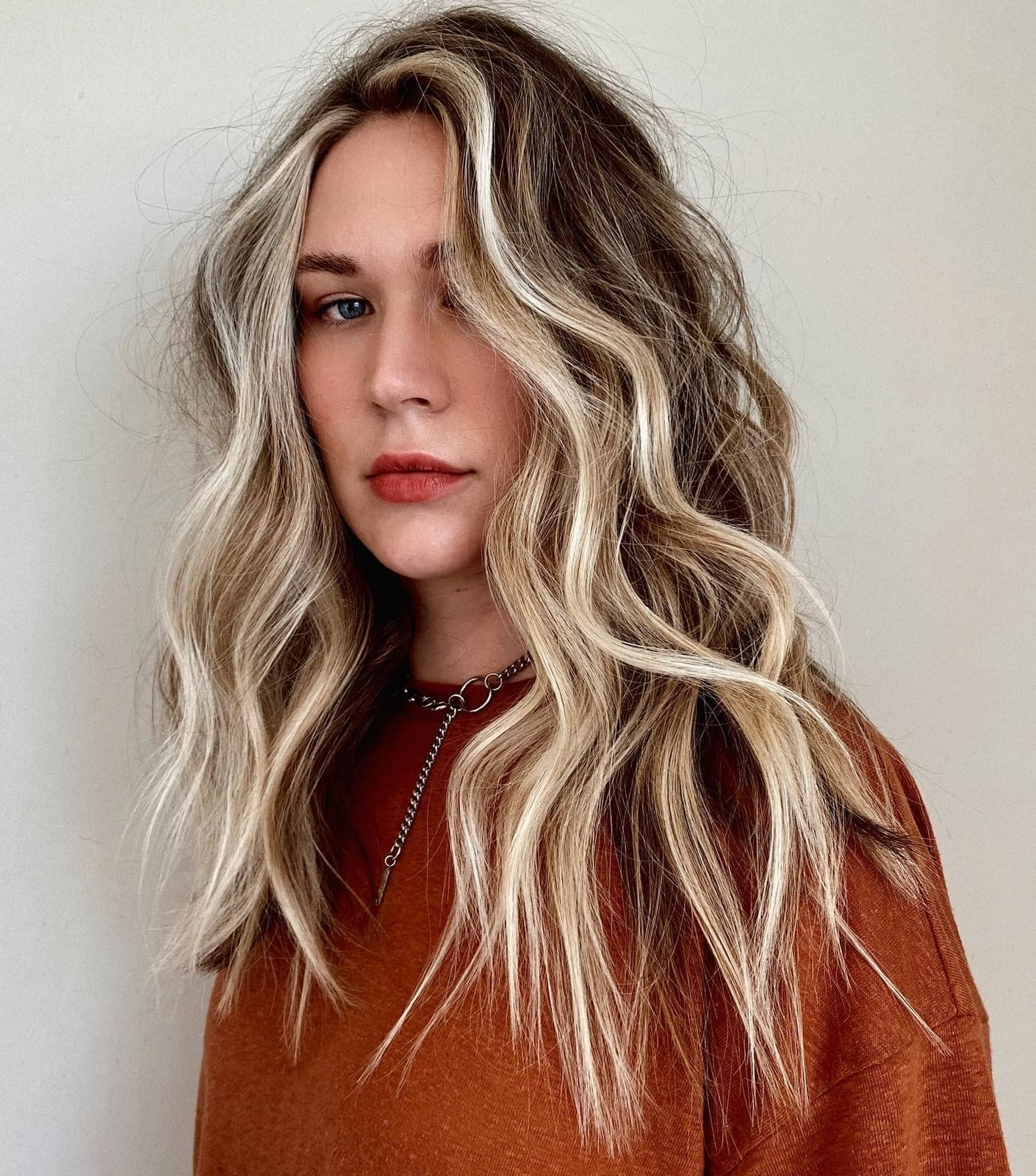 Collarbone Dark Blonde With Curtain Bangs And Blonde Money Piece — Trendy Money Piece Hair