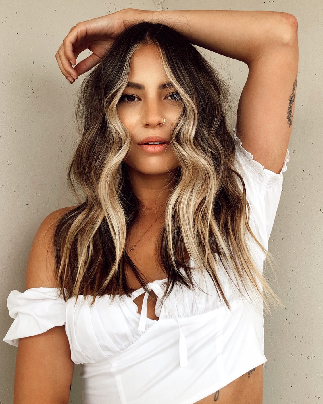 Collarbone Dark Blonde With Curtain Bangs And Blonde, Close-Up Take — Trendy Money Piece Hair