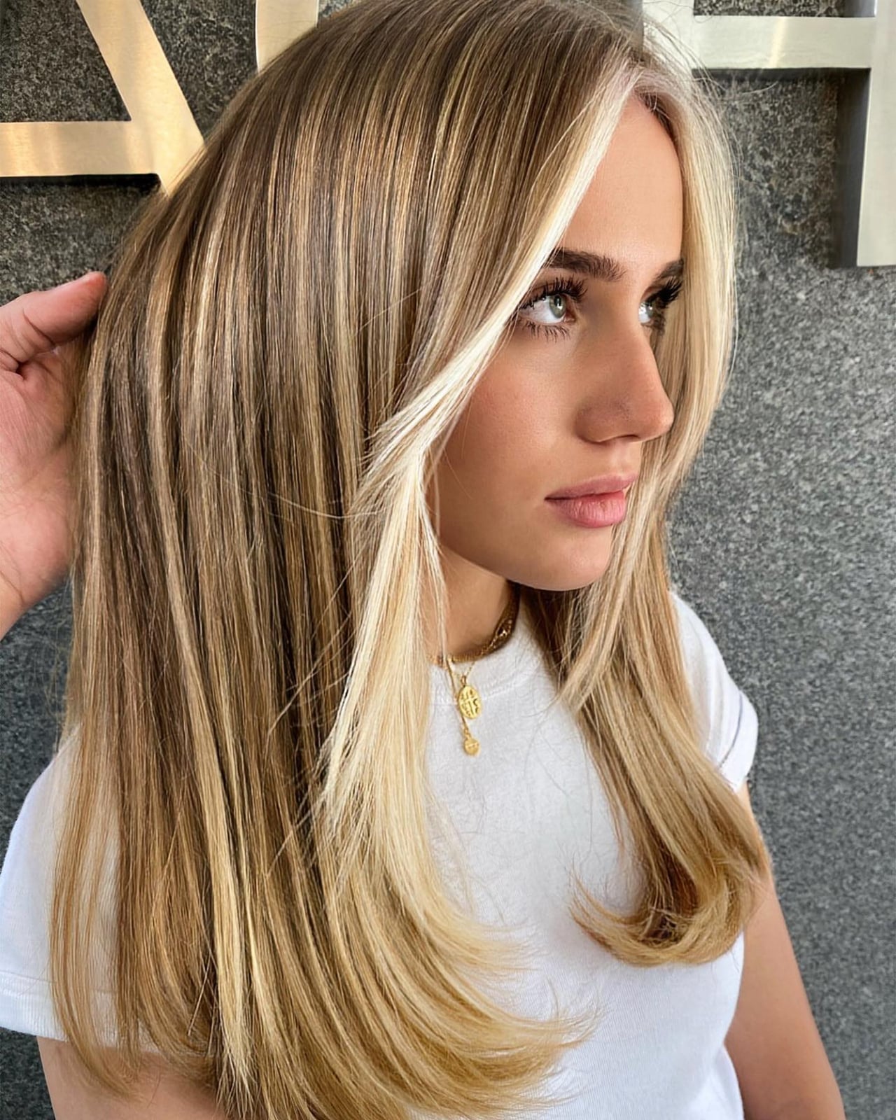 Collarbone Straight Blowout With Light Blonde Money Piece — Trendy Money Piece Hair