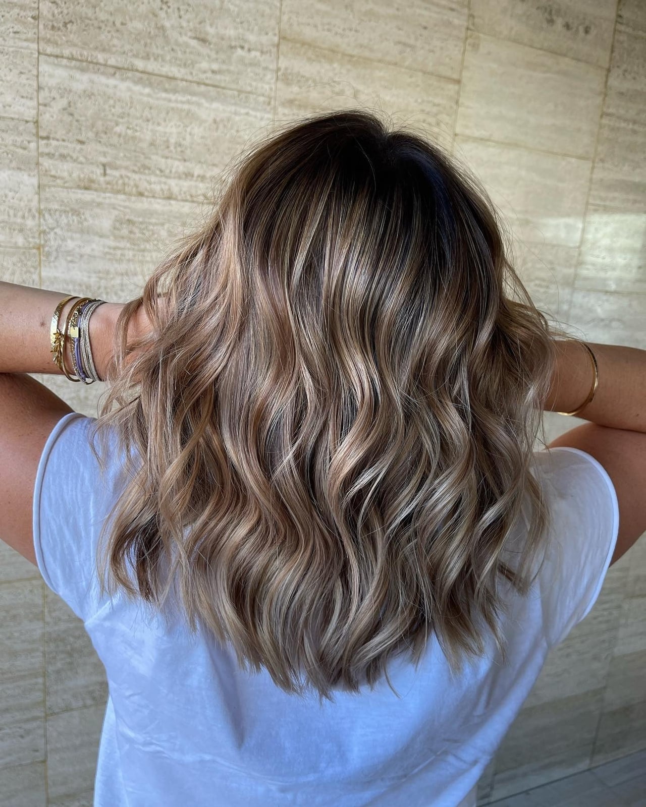 Mid-Back Mushroom Brown With Blonde Highlights Mid-Back Mushroom Brown With Blonde Highlights — Trendy Mushroom Brown Hair Color
