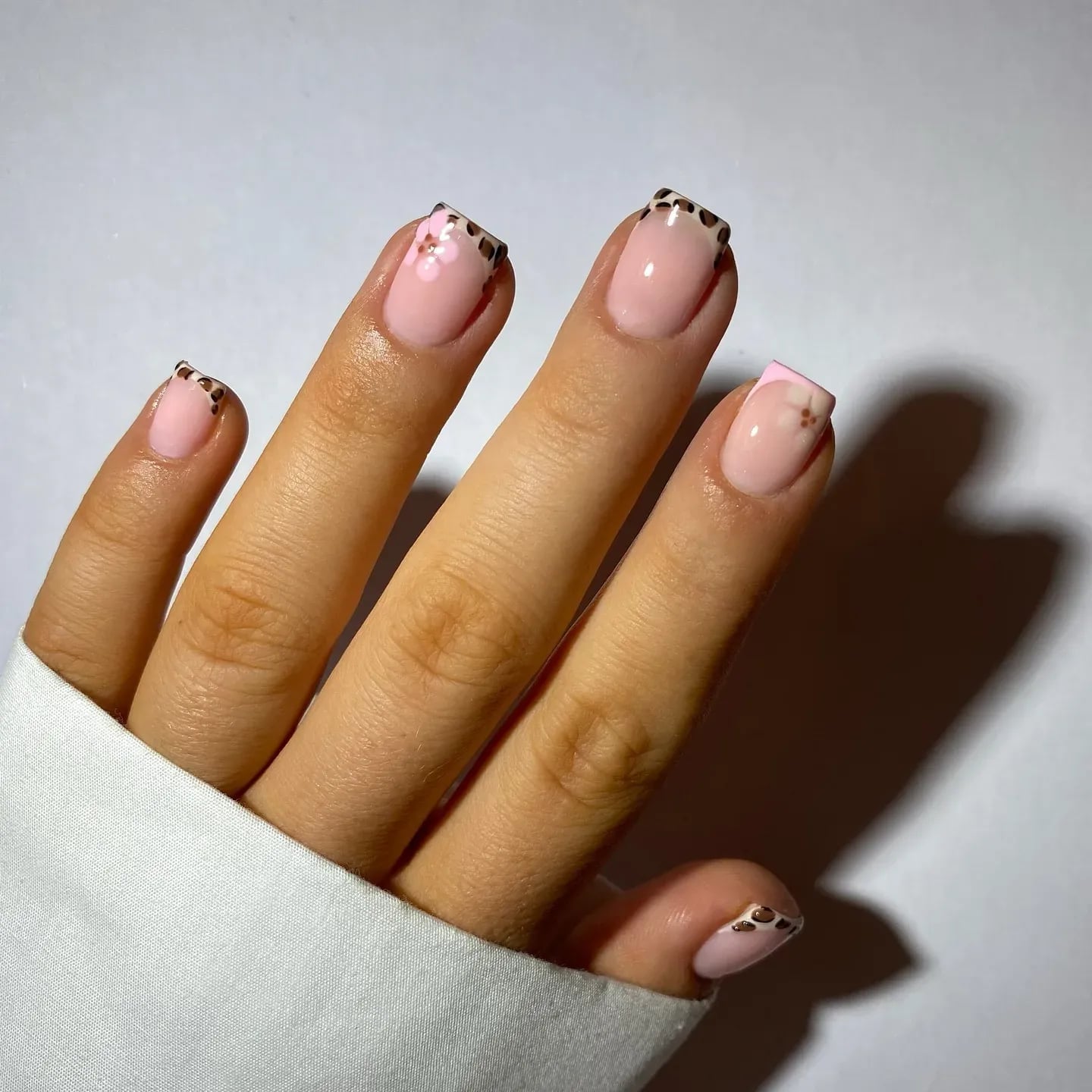 Short Almond Wavy Lines Gold Glitter Nails Short Almond Wavy Lines Gold Glitter Nails — Trendy Natural Nails