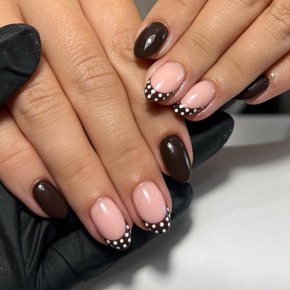 Short Oval Brown French Tips with White Dots Short Oval Brown French Tips with White Dots — Trendy Office Nails