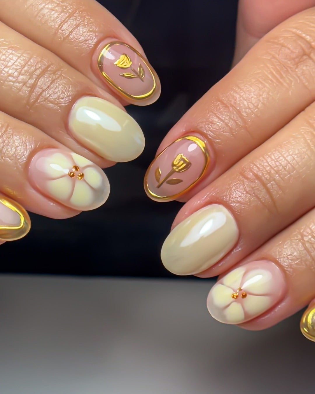 Short Oval Creamy Pale Yellow Gold Outline Pearl Nails Short Oval Creamy Pale Yellow Gold Outline Pearl Nails — Trendy Office Nails