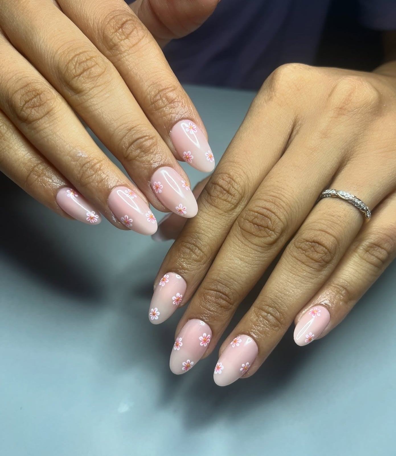 Medium Almond Pink Gradient with White Floral Designs Medium Almond Pink Gradient with White Floral Designs — Trendy Office Nails