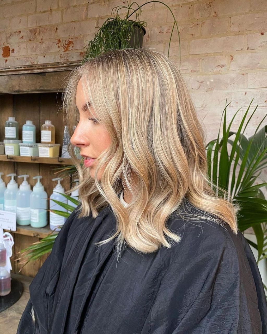Collarbone Ash Blonde Lob With Wispy Bangs Collarbone Ash Blonde Lob With Wispy Bangs — Trendy Old Money Blonde