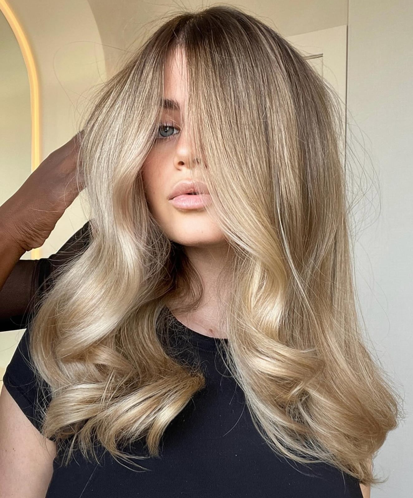 Mid-Back Honey Blonde With Balayage, Wavy Mid-Back Honey Blonde With Balayage, Wavy — Trendy Old Money Blonde