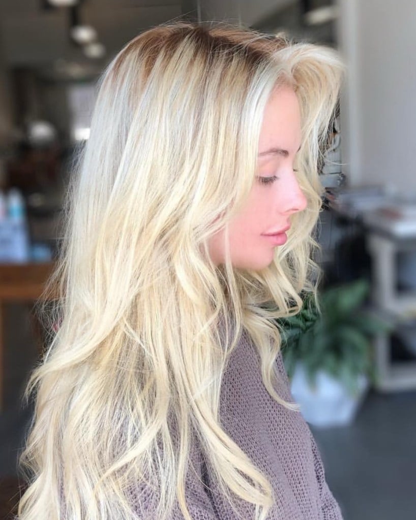Mid-Back Beige Blonde With Root Shadow, Wavy Mid-Back Beige Blonde With Root Shadow, Wavy — Trendy Old Money Blonde