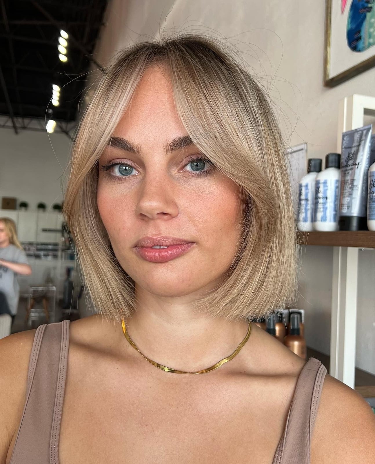 Chin Length Ash Blonde Bob With Curtain Bangs, Close-Up Take Chin Length Ash Blonde Bob With Curtain Bangs, Close-Up Take — Trendy Old Money Blonde