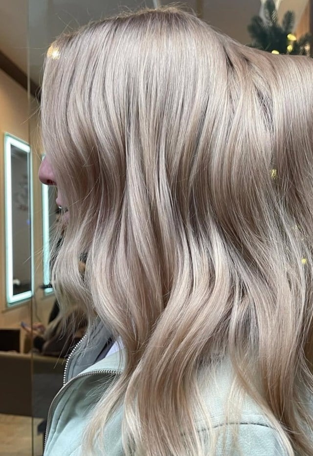 Collarbone Platinum Blonde With Ash Tones Collarbone Platinum Blonde With Ash Tones — Trendy Old Money Blonde
