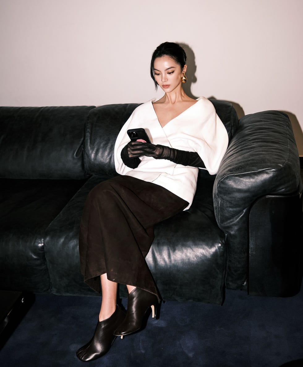 Black Satin Column Maxi with Cream Opera Gloves and Pointed-Toe Heels Black Satin Column Maxi with Cream Opera Gloves and Pointed-Toe Heels — Trendy Opera Outfits
