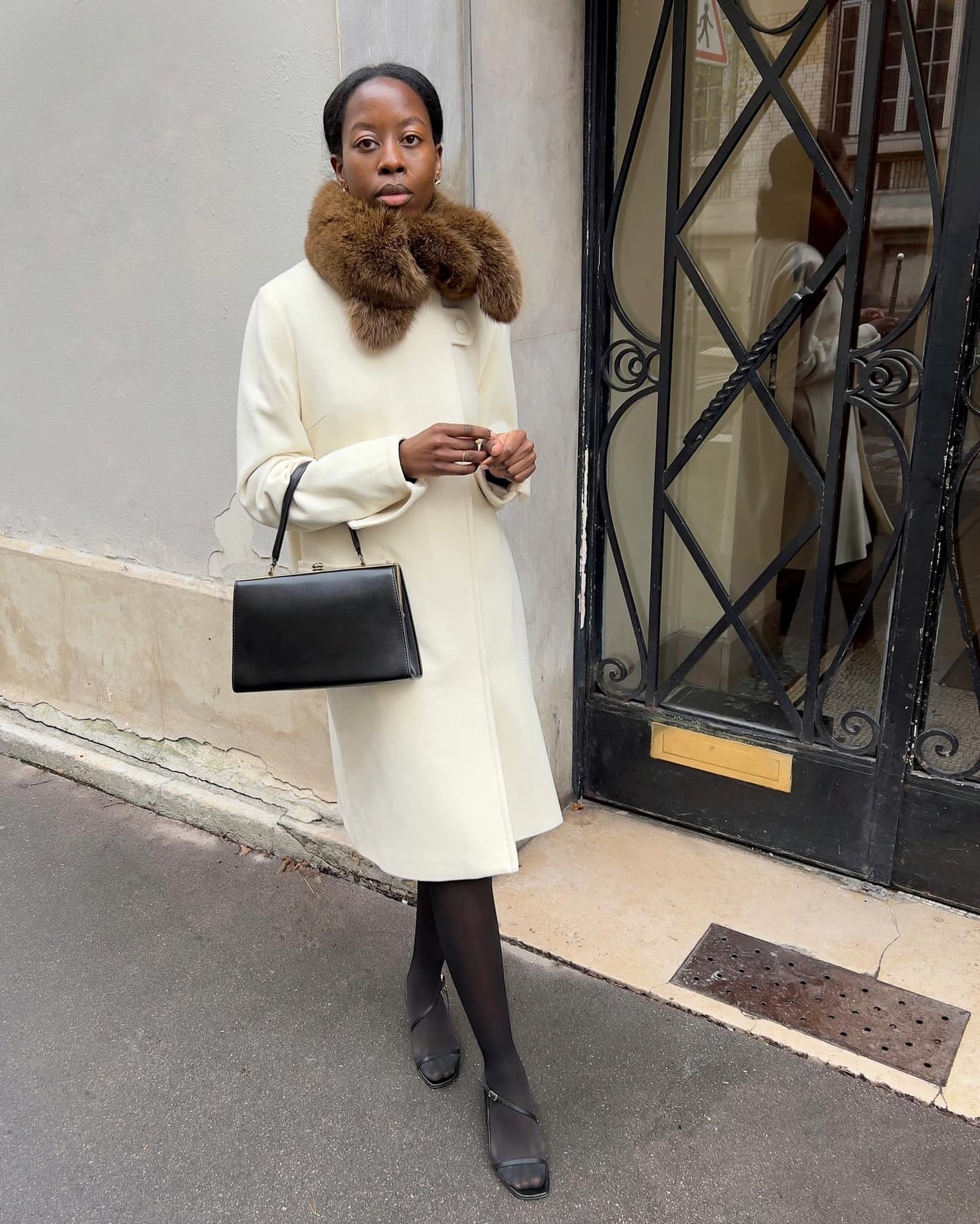 Cream Wool Coat with Fur Collar and Black Handbag Cream Wool Coat with Fur Collar and Black Handbag — Trendy Opera Outfits