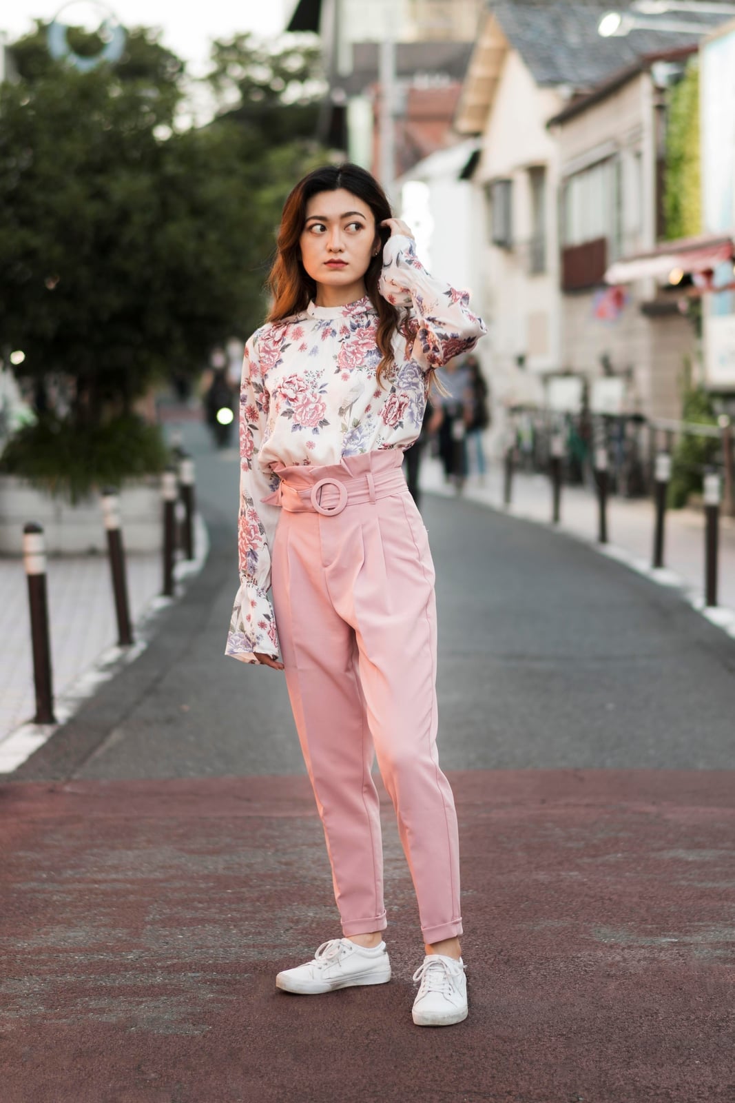 Floral Blouse with Bell Sleeves and Pink Tapered Trousers Floral Blouse with Bell Sleeves and Pink Tapered Trousers — Trendy Outfit Ideas