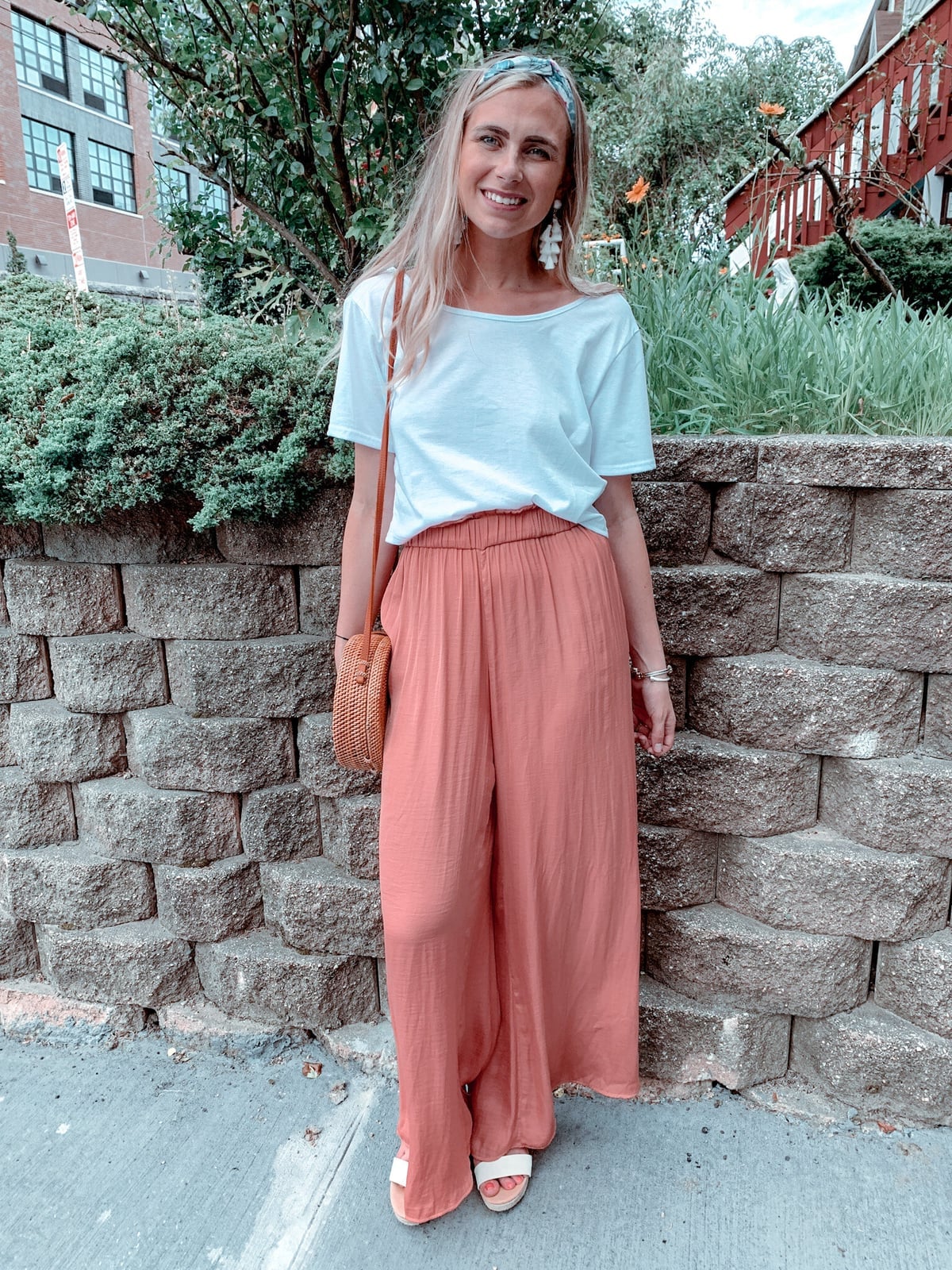 White T-Shirt with Coral Gauze Trousers and White Sandals White T-Shirt with Coral Gauze Trousers and White Sandals — Trendy Outfit Ideas