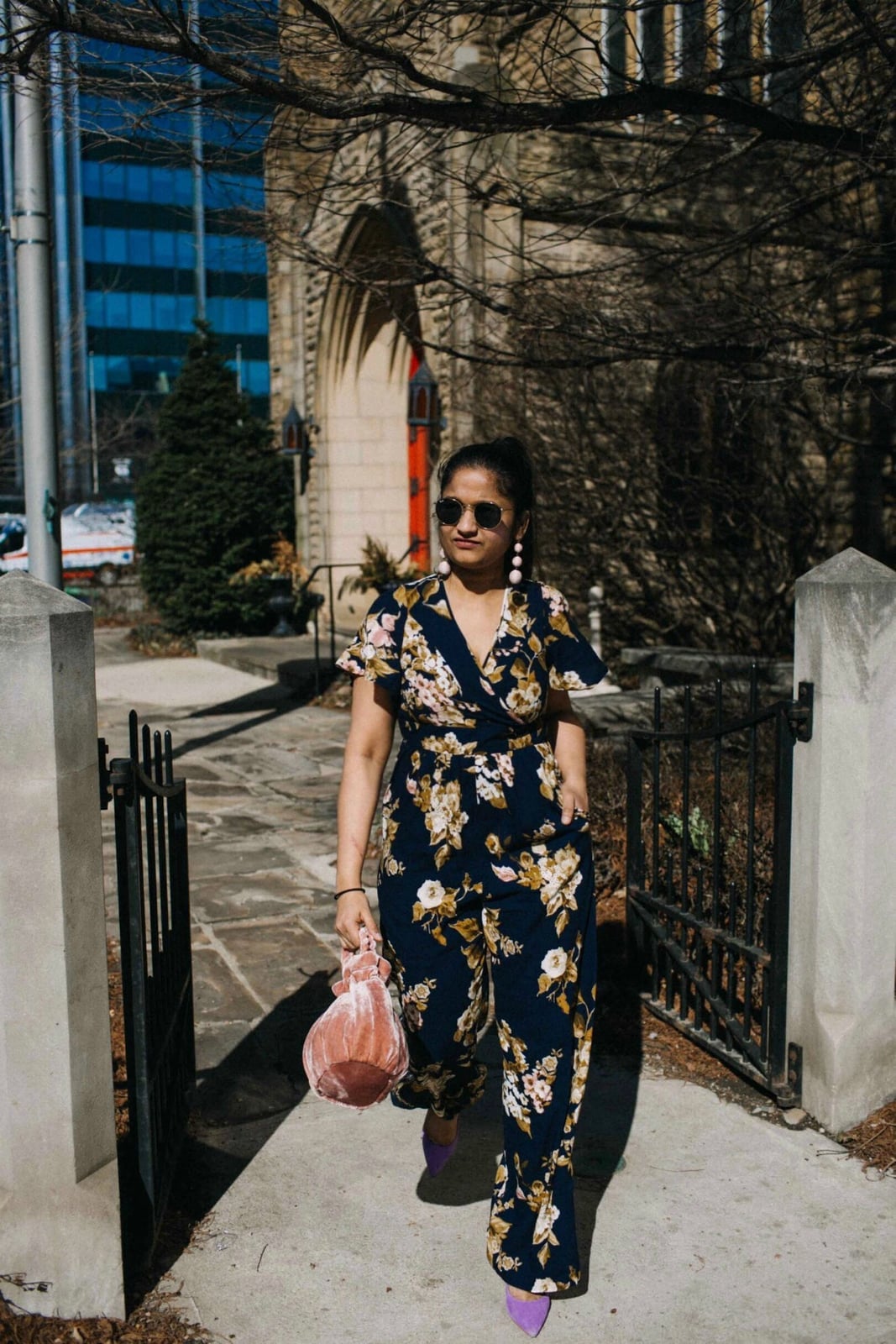 Navy Floral Jumpsuit with Purple Heels and Pink Handbag Navy Floral Jumpsuit with Purple Heels and Pink Handbag — Trendy Outfit Ideas