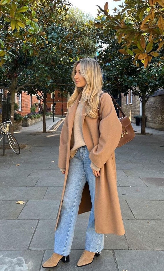 Longline Camel Coat Over Beige Knit Sweater and Light Blue Jeans Longline Camel Coat Over Beige Knit Sweater and Light Blue Jeans — Trendy Outfit Ideas
