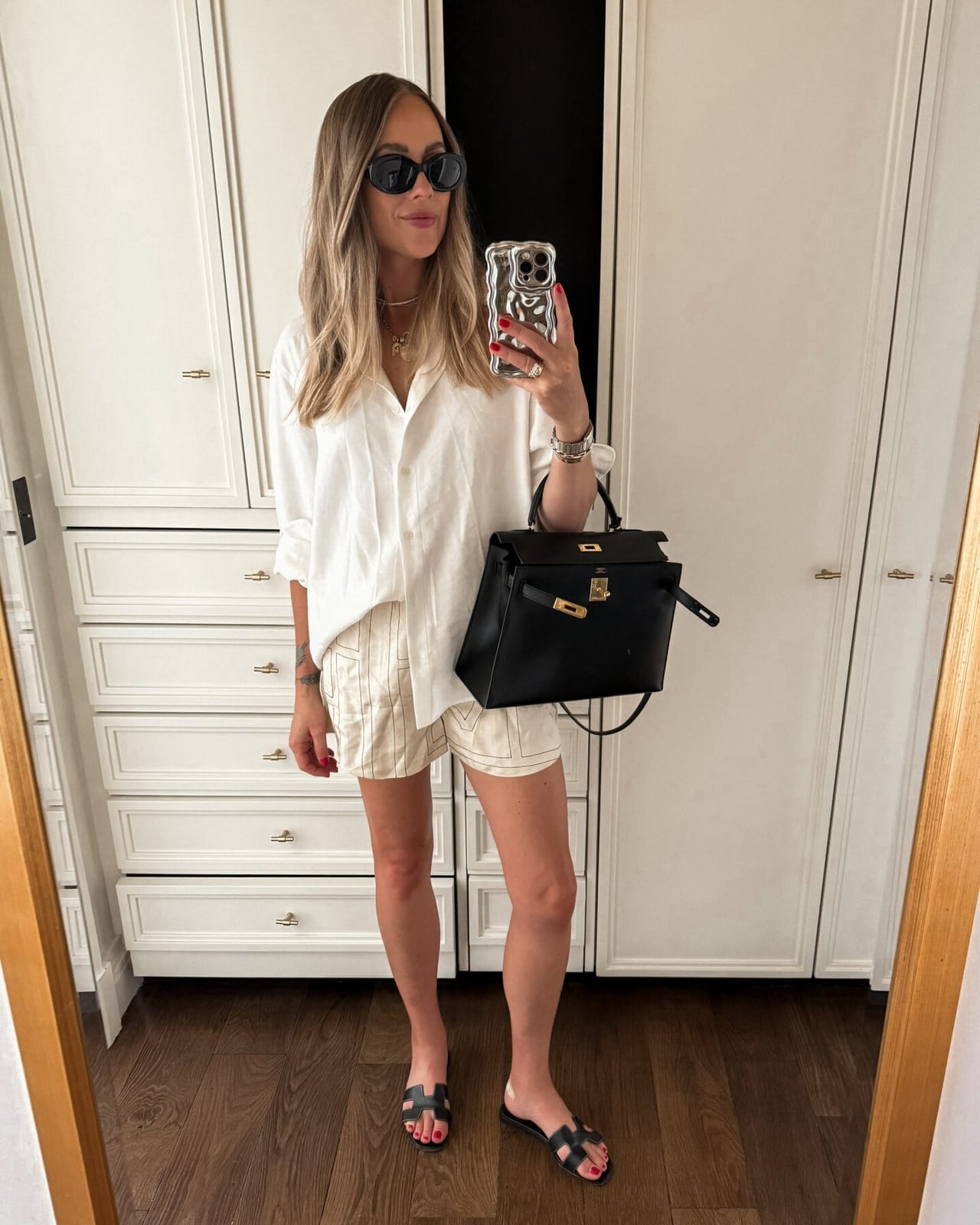Textured Shorts With Linen Shirt and Flat Sandals Textured Shorts With Linen Shirt and Flat Sandals — Trendy Parisian Style