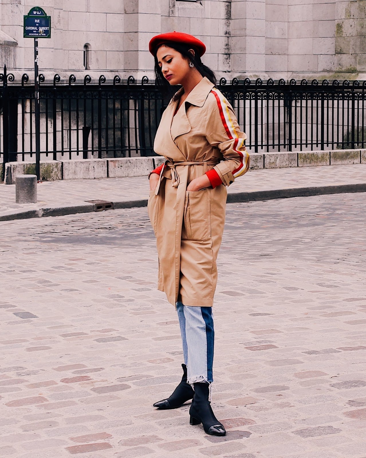 Trench Coat With Red Sweater Sleeves and Jeans Trench Coat With Red Sweater Sleeves and Jeans — Trendy Parisian Style