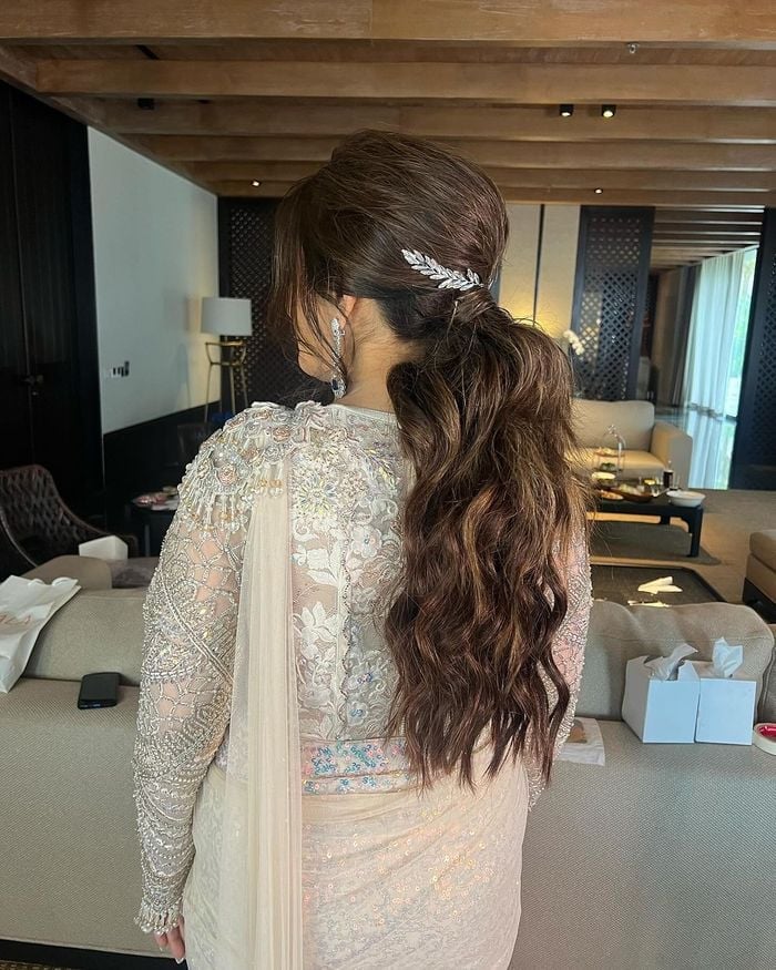High Ponytail With Voluminous Waves and Accessory — Trendy Party Hair